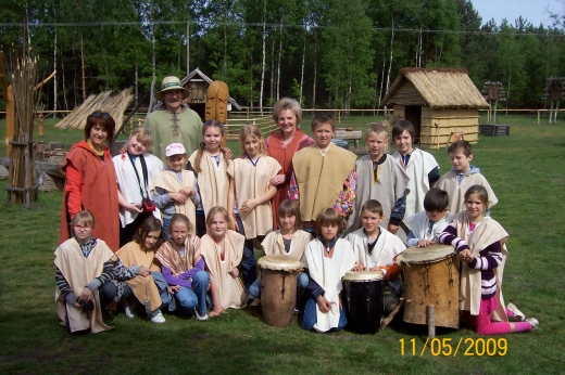 Uczestnicy wycieczki w strojach Słowian