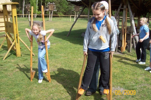Nauka chodzenia na szczudłach