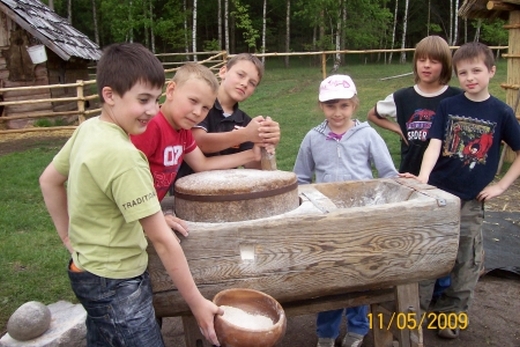 Z tej mąki będzie chleb- mielenie mąki za pomocą żarna