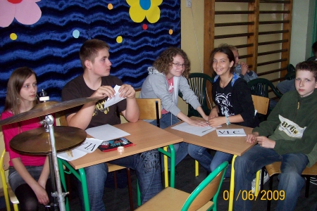 Drużyna kl. VI zmaga się z testem