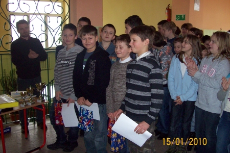 Drużyna siatkarzy na apelu szkolnym