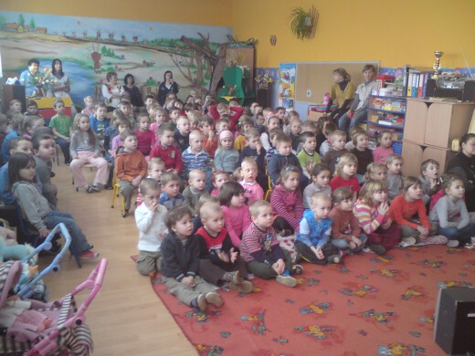 Przedszkolaki z zainteresowaniem oglądają przedstawienie