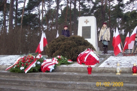 Warta harcerzy przy pomniku