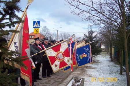 Przed tablica pamiątkową przy Przedszkolu 